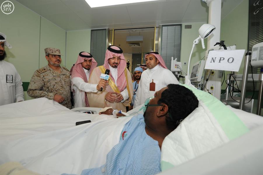 أمير عسير يقوم بزيارة المصابين من قوات عاصفة الحزم