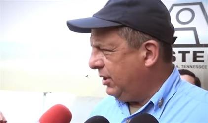 شاهد.. الرئيس الكوستاريكي يتعرض لموقف محرج ويبتلع دبورا أمام صحفيين شاهد.. الرئيس الكوستاريكي يتعرض لموقف محرج ويبتلع دبورا أمام صحفيين