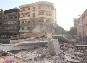 شاهد.. لحظة انهيار عقار من 5 طوابق بعد ميله على المنزل المجاور بسوهاج جنوبي مصر شاهد.. لحظة انهيار عقار من 5 طوابق بعد ميله على المنزل المجاور بسوهاج جنوبي مصر