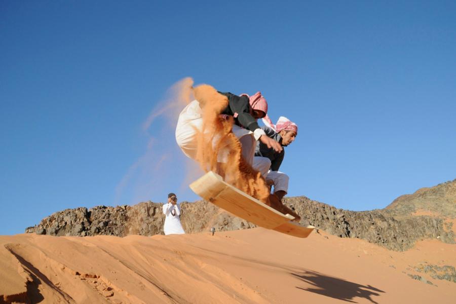 متزلجان يقدمان عرضاً فنيا مثيرا متزلجان يقدمان عرضاً فنيا مثيرا
