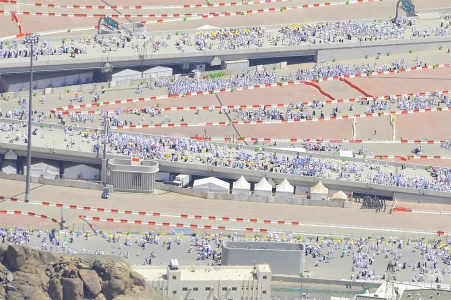 بالفيديو والصور.. لقطات جوية مذهلة ترصد رحلة ضيوف الرحمن من سماء "منى"