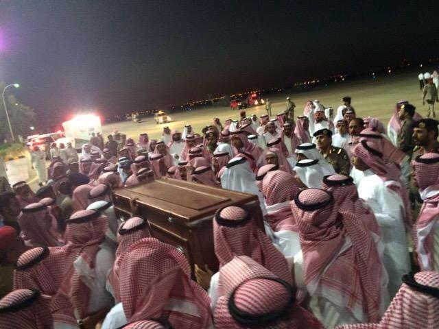 بالصور.. أهالي الحدود الشمالية يودعون جثمان أمير المنطقة في مطار عرعر بالصور.. أهالي الحدود الشمالية يودعون جثمان أمير المنطقة في مطار عرعر