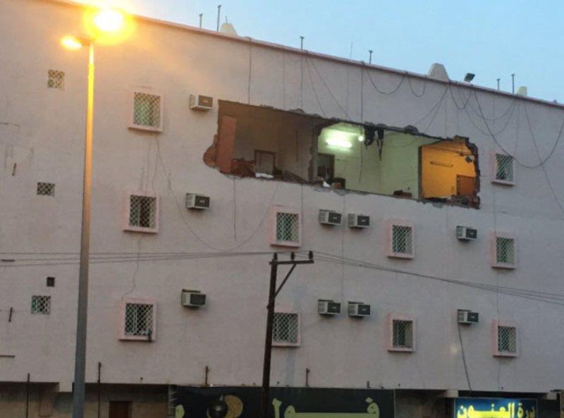 شاهد .. انفجار قوي في شقة بخميس مشيط يطيح بواجهتها ويتسبب بوفاة رضيع وتضرر 8 شقق شاهد .. انفجار قوي في شقة بخميس مشيط يطيح بواجهتها ويتسبب بوفاة رضيع وتضرر 8 شقق