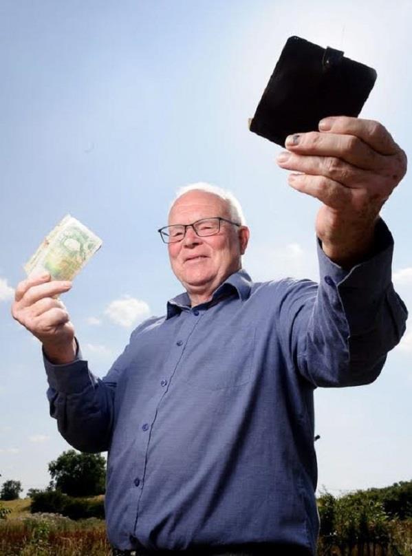 محفظة نقود تعود إلى صاحبها بعد 30 عامًا من فقدانها محفظة نقود تعود إلى صاحبها بعد 30 عامًا من فقدانها