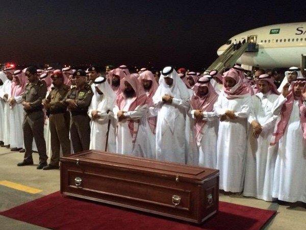 بالصور.. أهالي الحدود الشمالية يودعون جثمان أمير المنطقة في مطار عرعر بالصور.. أهالي الحدود الشمالية يودعون جثمان أمير المنطقة في مطار عرعر