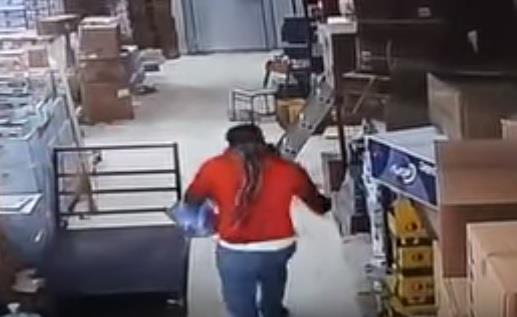 3 أشقاء يسطون على محطة فجراً بعد تعطل سيارتهم.. وشرطة حائل تقبض عليهم (فيديو) 3 أشقاء يسطون على محطة فجراً بعد تعطل سيارتهم.. وشرطة حائل تقبض عليهم (فيديو)