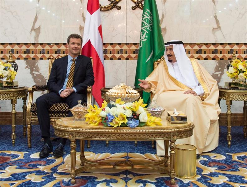 بالصور.. خادم الحرمين يستقبل ولي