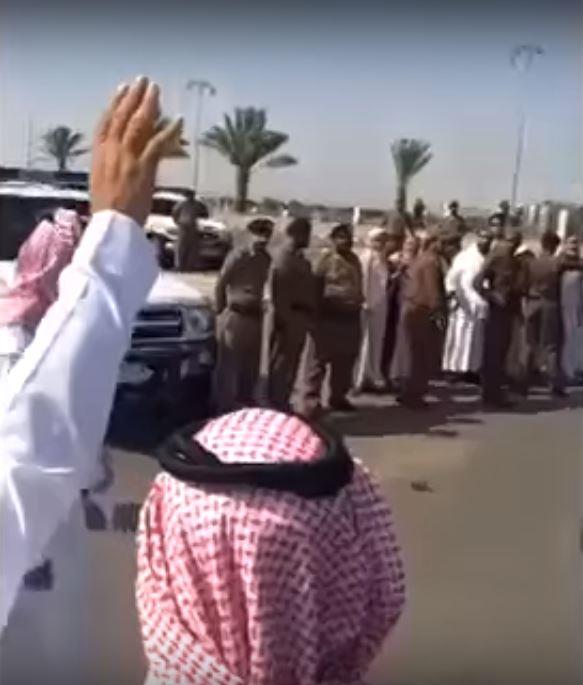 بالفيديو.. مواطن يتنازل عن قاتل ابنه في ساحة القصاص بدون مقابل.. والحضور يهللون ويحملونه على الأعناق بالفيديو.. مواطن يتنازل عن قاتل ابنه في ساحة القصاص بدون مقابل.. والحضور يهللون ويحملونه على الأعناق