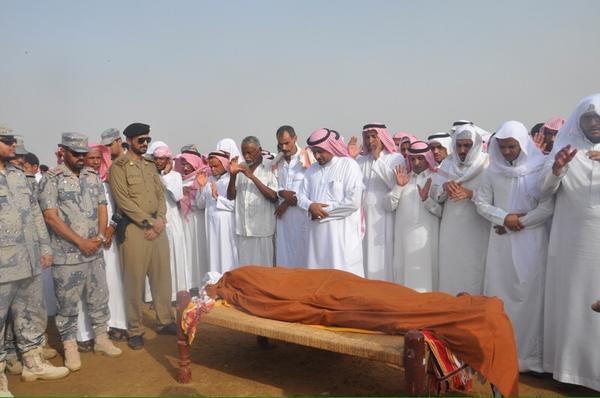 بالصور.. أداء صلاة الميت على الشهيد الصميلي في جازان بالصور.. أداء صلاة الميت على الشهيد الصميلي في جازان