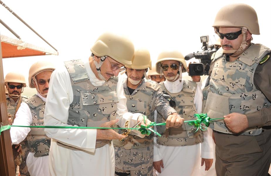 أمير جازان يتفقد القطاعات العسكرية بالخوذة والسترة