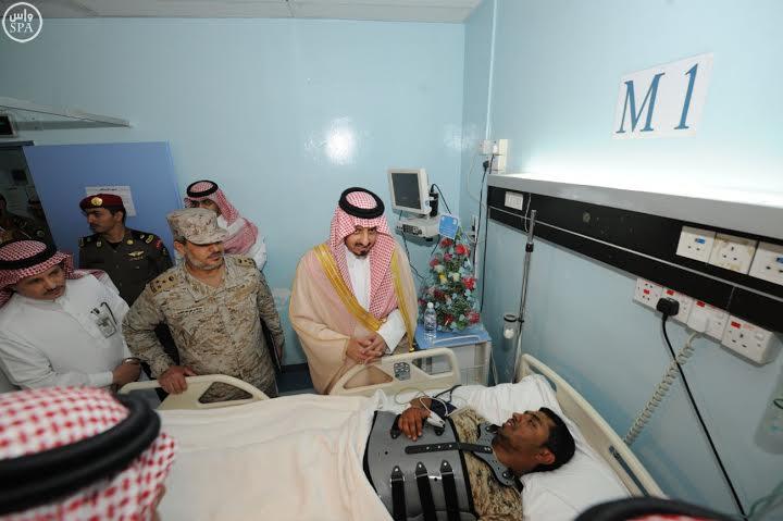 أمير عسير يقوم بزيارة المصابين من قوات عاصفة الحزم