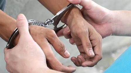 الإطاحة بشخص درج على انتحال صفة رجل أمن لسلب المقيمين الإطاحة بشخص درج على انتحال صفة رجل أمن لسلب المقيمين
