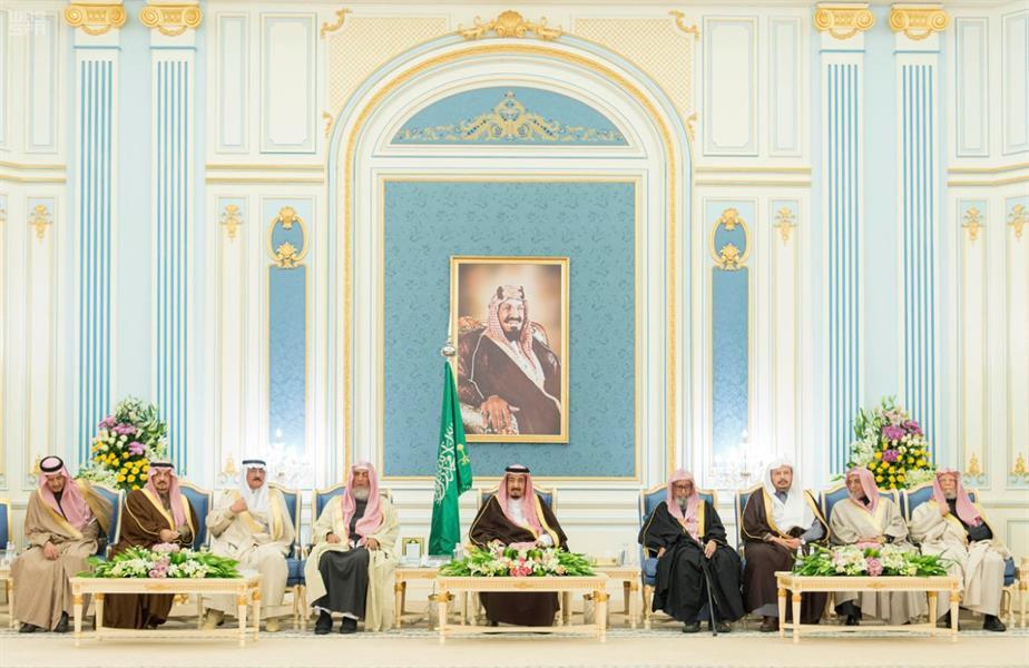 خادم الحرمين يستقبل الأمراء والمفتي وجموعاً من المواطنين: خادم الحرمين يستقبل الأمراء والمفتي وجموعاً من المواطنين: