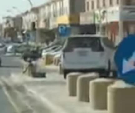 مواطن يوثق وقوف سيارة "ساهر" على الرصيف.. ومعلقون: ألا تعد مخالفة تستوجب العقوبة؟ مواطن يوثق وقوف سيارة "ساهر" على الرصيف.. ومعلقون: ألا تعد مخالفة تستوجب العقوبة؟