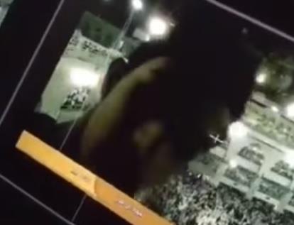 بالفيديو.. شاب يعبث بكاميرات البث المباشر لصلاة التراويح بالحرم المكي.. والأمن يقبض عليه بالفيديو.. شاب يعبث بكاميرات البث المباشر لصلاة التراويح بالحرم المكي.. والأمن يقبض عليه
