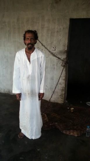 بالصور شاب بينبع يعيش مقيداً