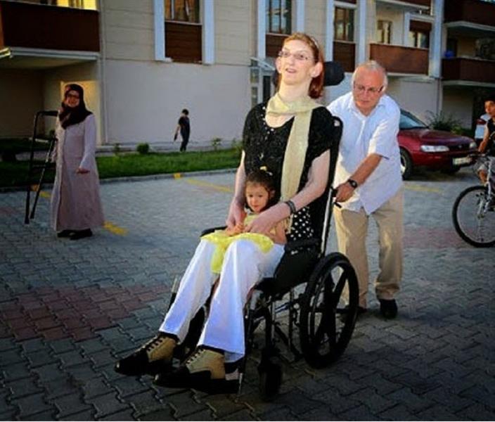 اطول فتاه في العالم