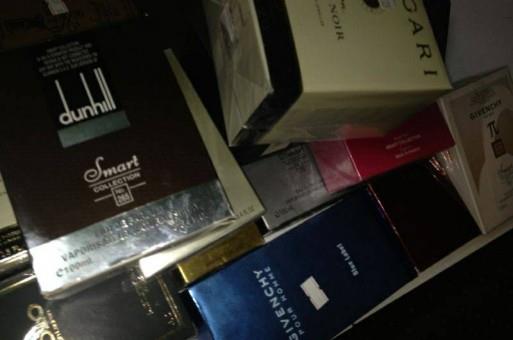 العطور المقلدة: تصنع تلك العطور من مواد كيميائية كثيرة تسبب ضرراً كبيراً لمستهلكها، كونها لا تخضع للرقابة، وتجذب أسعارها الرخي العطور المقلدة: تصنع تلك العطور من مواد كيميائية كثيرة تسبب ضرراً كبيراً لمستهلكها، كونها لا تخضع للرقابة، وتجذب أسعارها الرخي
