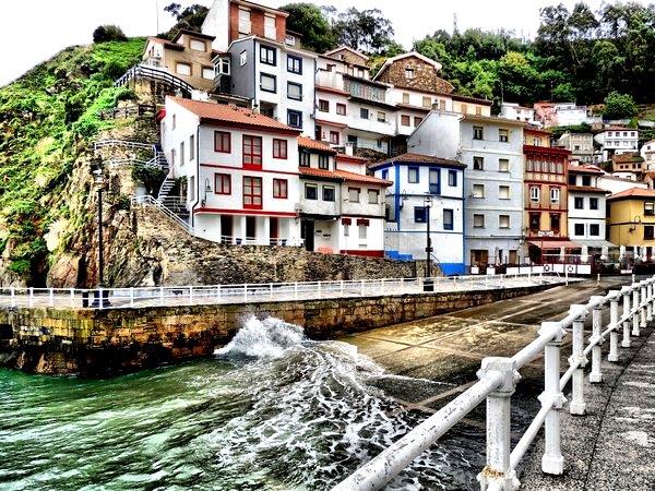 جزيرة "كودييرو"، تقع شمال غرب إسبانيا في إقليم "استورياس"، وهى واحدة من أجمل الجزر الإسبانية الشهيرة، مثل جزر الكناري وجزر الب جزيرة "كودييرو"، تقع شمال غرب إسبانيا في إقليم "استورياس"، وهى واحدة من أجمل الجزر الإسبانية الشهيرة، مثل جزر الكناري وجزر الب