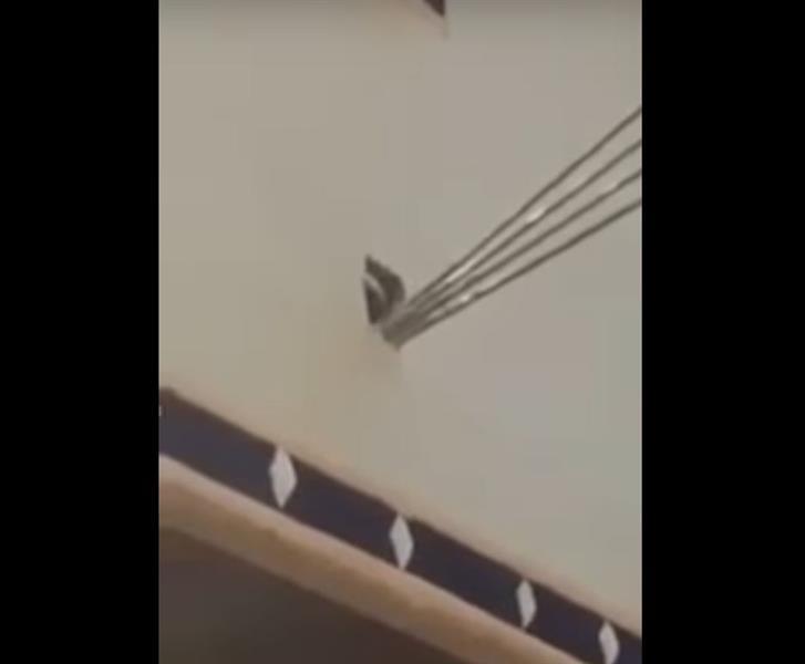 أسلاك الضغط العالي داخل عمارة سكنية أسلاك الضغط العالي داخل عمارة سكنية