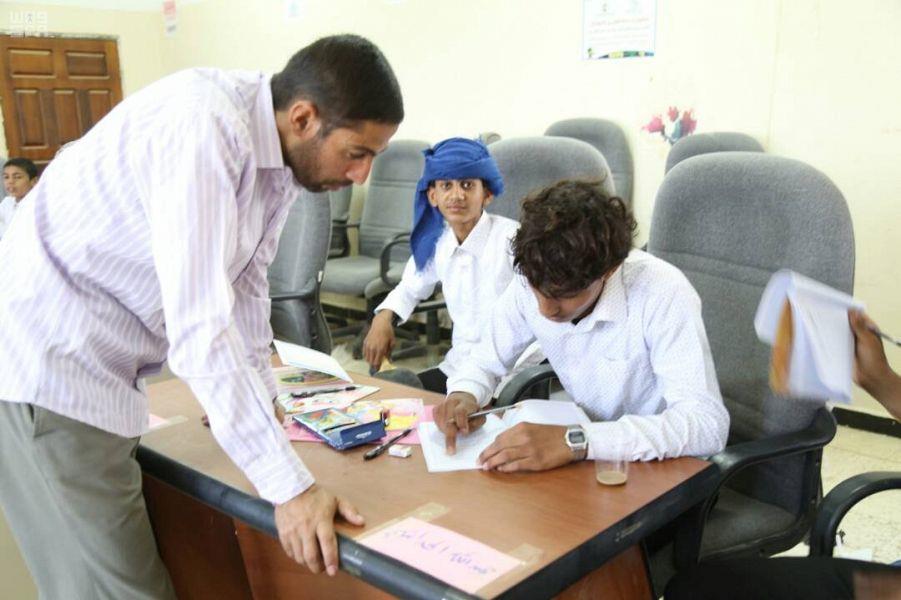 شاهد.. "الملك سلمان للإغاثة" يعيد 40 طفلاً لمقاعد الدراسة بعد أن جنّدهم الحوثي لحمل السلاح