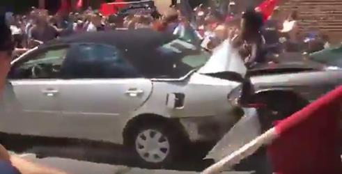 شاهد.. لحظة دهس سيارة لعدد من المتظاهرين في ولاية "فرجينيا" الأمريكية شاهد.. لحظة دهس سيارة لعدد من المتظاهرين في ولاية "فرجينيا" الأمريكية