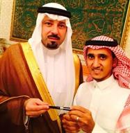 الامير مشعل يهدي اعلاميا قلمه الامير مشعل يهدي اعلاميا قلمه