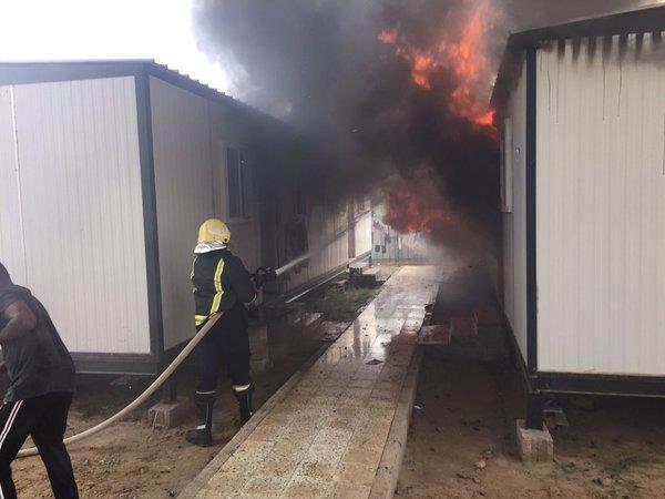 بالصور.. جازان: إخماد حريق شب في 6 بركسات خاصة بعمال إحدى الشركات