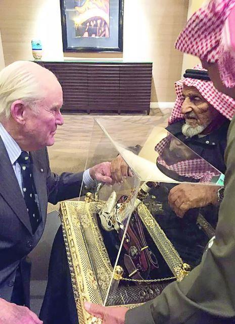 سعودي يلتقي صديقه الأمريكي بعد 45 عاماً من الفراق: سعودي يلتقي صديقه الأمريكي بعد 45 عاماً من الفراق: