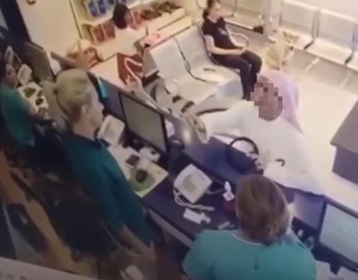 شاهد.. مراجع غاضب يبصق على موظفة استقبال مستشفى ويضربها بالعقال شاهد.. مراجع غاضب يبصق على موظفة استقبال مستشفى ويضربها بالعقال