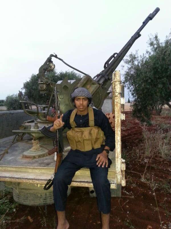 أصغر مطلوب في قائمة الـ16 يظهر في عدة صور في أماكن الصراعات أصغر مطلوب في قائمة الـ16 يظهر في عدة صور في أماكن الصراعات