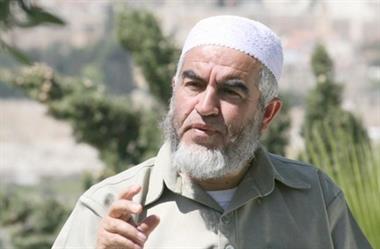 إسرائيل تعتقل الشيخ رائد صلاح من منزله إسرائيل تعتقل الشيخ رائد صلاح من منزله