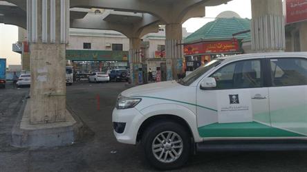 في حادثة متكررة.. مواطن يقود "التجارة" لإغلاق محطة تضيف بودرة حمراء على بنزين 91 بجدة (صور) في حادثة متكررة.. مواطن يقود "التجارة" لإغلاق محطة تضيف بودرة حمراء على بنزين 91 بجدة (صور)