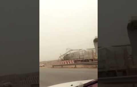 شاحنة تسقط أحد أبراج كهرباء الضغط العالي على طريق الخرج الرياض (فيديو) شاحنة تسقط أحد أبراج كهرباء الضغط العالي على طريق الخرج الرياض (فيديو)