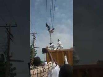 بالفيديو.. سوداني يحاول الانتحار بالتعلق بأسلاك الكهرباء.. وانقطاع التيار ينقذه قبل القبض عليه بالفيديو.. سوداني يحاول الانتحار بالتعلق بأسلاك الكهرباء.. وانقطاع التيار ينقذه قبل القبض عليه