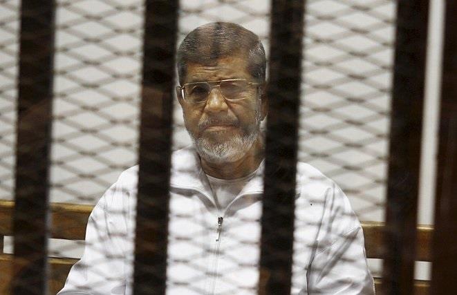 إحالة مرسي لأول مرة إلى محكمة عسكرية إحالة مرسي لأول مرة إلى محكمة عسكرية
