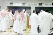 عدد من المواطنين خلال مراجعتهم مكتب العمل