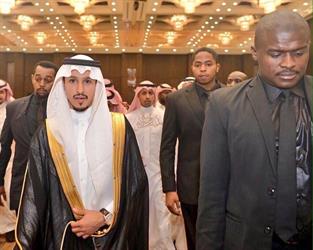 بودي جارد لاعب النصر في حفل زفافه يثير استغراب الجماهير‎ (صور) بودي جارد لاعب النصر في حفل زفافه يثير استغراب الجماهير‎ (صور)