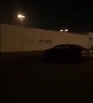 سائق السيارة يصدم الحائط عمدا سائق السيارة يصدم الحائط عمدا