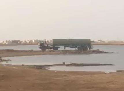 بالفيديو.. سائق صهريج صرف صحي يفرغ حمولته في البحر بمحافظة ينبع بالفيديو.. سائق صهريج صرف صحي يفرغ حمولته في البحر بمحافظة ينبع
