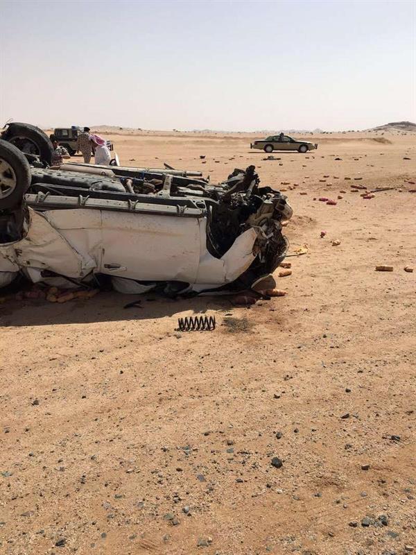 بالصور.. انفجر الإطار فانقلبت السيارة