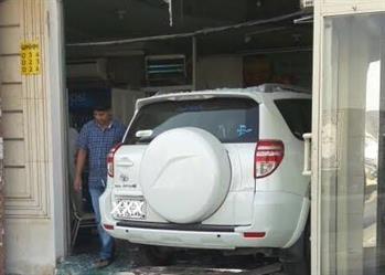 بالفيديو.. لحظة اقتحام سيارة لمطعم بالقطيف ونجاة الزبائن بالفيديو.. لحظة اقتحام سيارة لمطعم بالقطيف ونجاة الزبائن