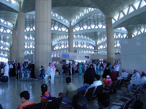 "السعودية" توضح للمسافرين عبر صالة السفر الدولية بمطار الملك خالد كيفية إنهاء الإجراءات في عيد الفطر "السعودية" توضح للمسافرين عبر صالة السفر الدولية بمطار الملك خالد كيفية إنهاء الإجراءات في عيد الفطر