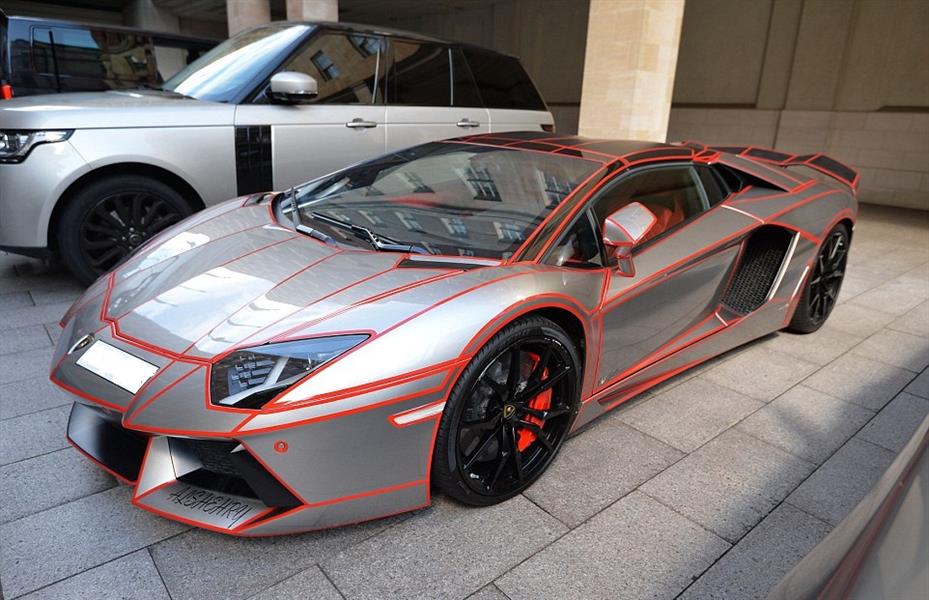 شاهد.. في ظاهرة تتكرر كل صيف.. سيارات فاخرة لأثرياء الخليج تلفت الأنظار في لندن