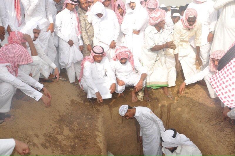 بالصور.. أداء صلاة الميت على الشهيد الصميلي في جازان بالصور.. أداء صلاة الميت على الشهيد الصميلي في جازان