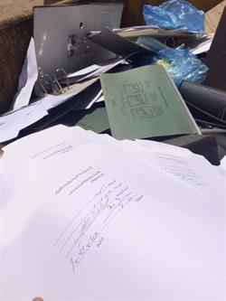 بالصور.. مواطن يعثر على أوراق ومستندات رسمية ملقاة داخل حاوية نفايات بالصور.. مواطن يعثر على أوراق ومستندات رسمية ملقاة داخل حاوية نفايات