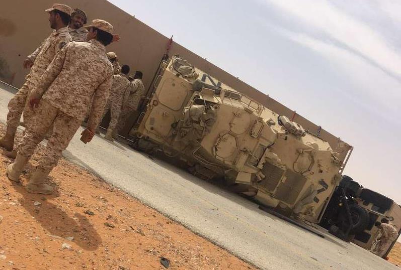 بالصور.. انقلاب عربة نقل عسكرية