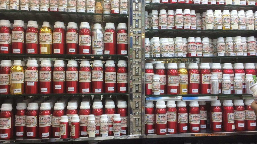 "التجارة" تصادر 20 ألف عبوة عطر في جولة على أسواق المدينة المنورة "التجارة" تصادر 20 ألف عبوة عطر في جولة على أسواق المدينة المنورة