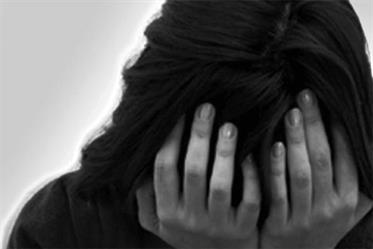 فتاة تحكي كيف حاول وافد الاعتداء على قريبتها في منزلها بعد توصيله لـ"أغراض" عند منتصف الليل فتاة تحكي كيف حاول وافد الاعتداء على قريبتها في منزلها بعد توصيله لـ"أغراض" عند منتصف الليل