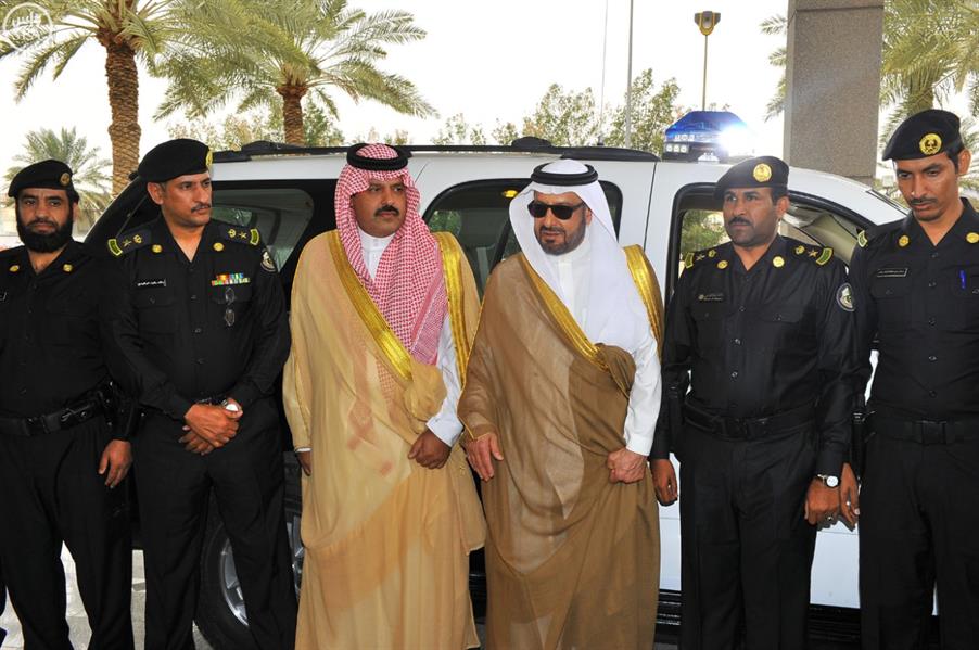 بالصور.. أمير حائل يُدشن الزي